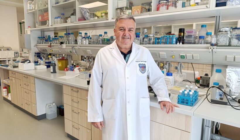 Prof. Dr. Tanıl Kocagöz, Acıbadem Üniversitesi'ndeki laboratuvarında