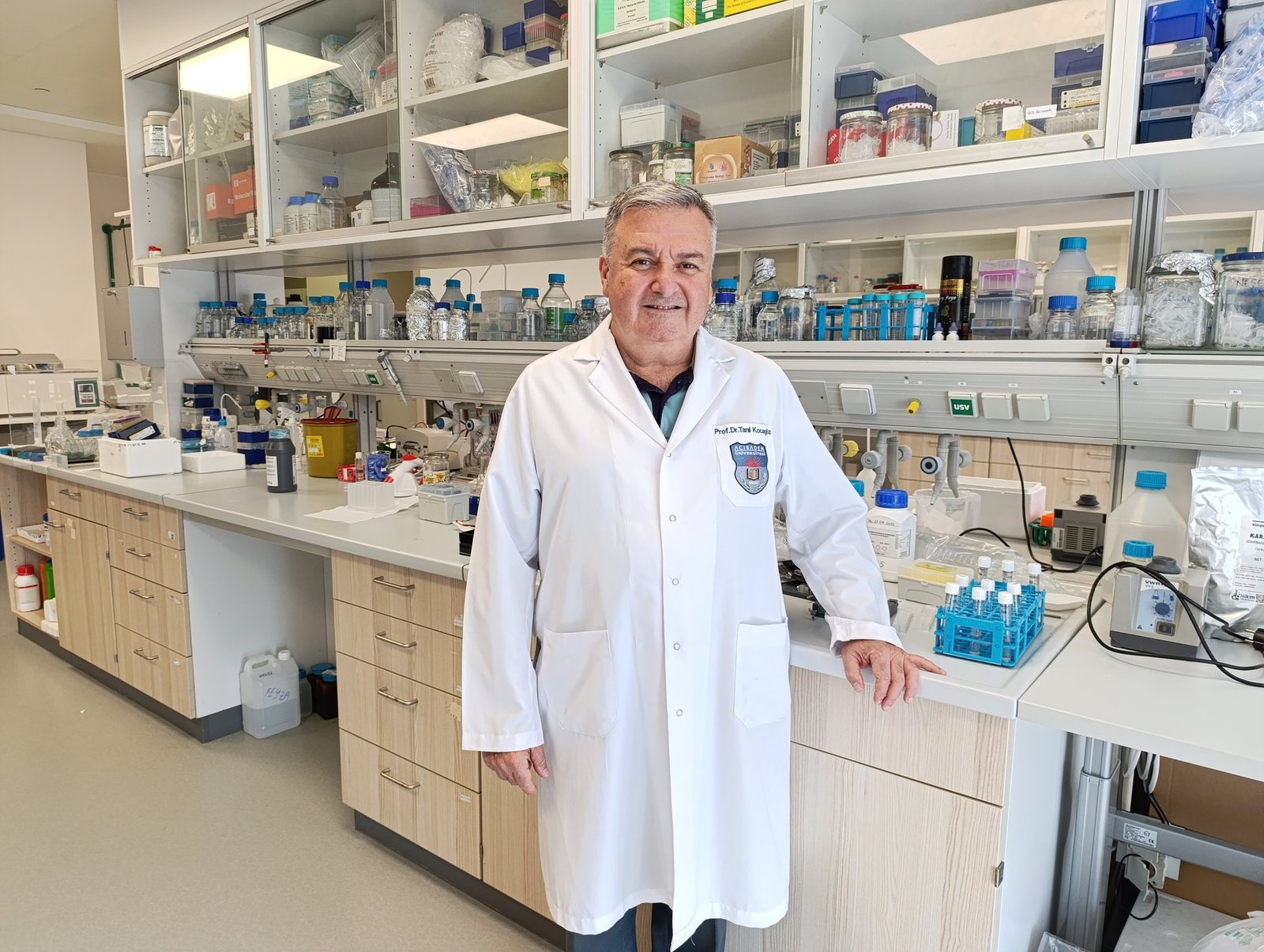 Prof. Dr. Tanıl Kocagöz, Acıbadem Üniversitesi'ndeki laboratuvarında