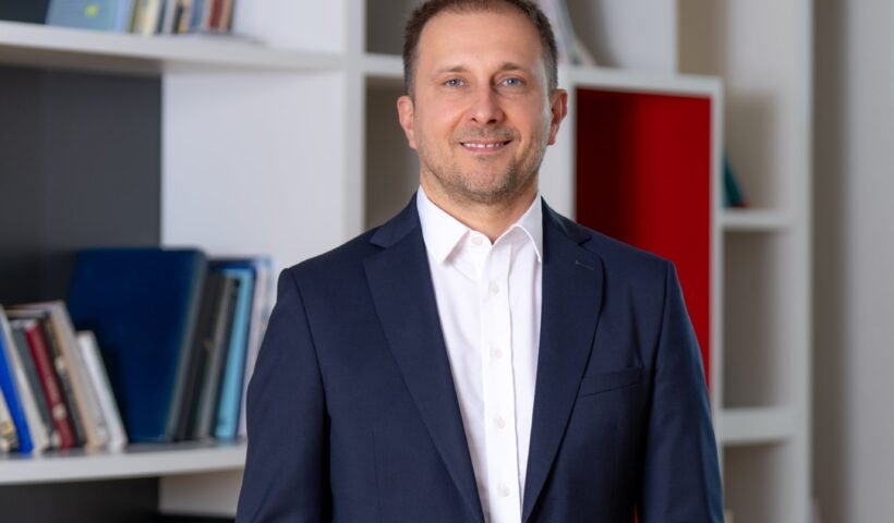 Akbank Teknoloji Genel Müdür Yardımcısı Gökhan Gökçay'ın kitaplık önünde çekilmiş portresi