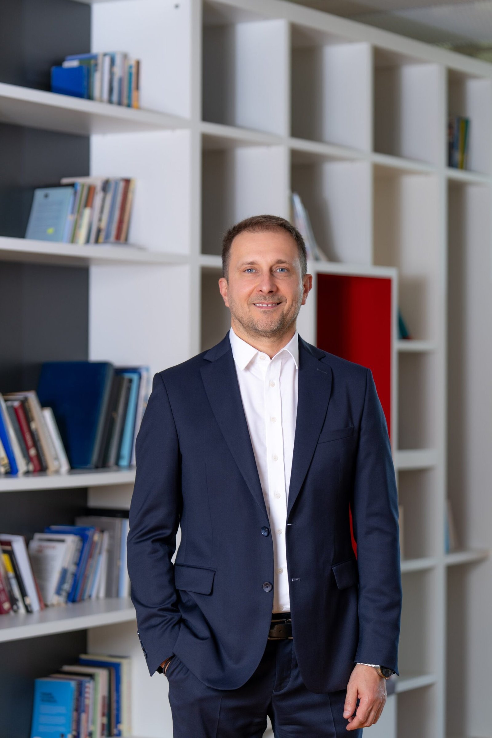 Akbank Teknoloji Genel Müdür Yardımcısı Gökhan Gökçay'ın kitaplık önünde çekilmiş portresi