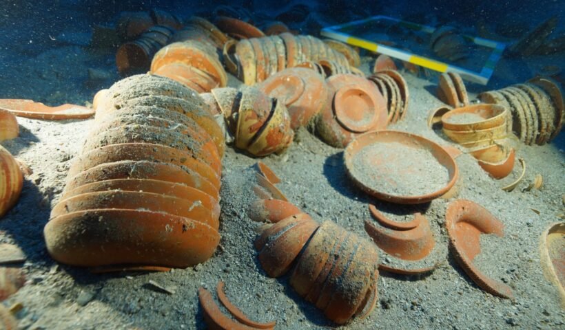 Antalya Adrasan açıklarındaki 2.100 yıllık gemi batığından çıkarılan seramik tabak ve kaseler