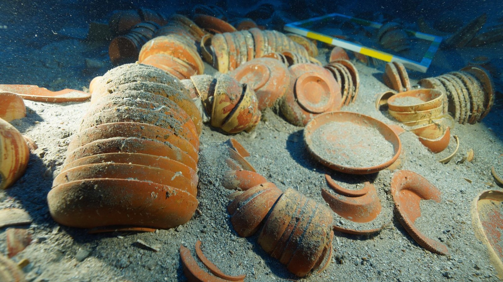 Antalya Adrasan açıklarındaki 2.100 yıllık gemi batığından çıkarılan seramik tabak ve kaseler