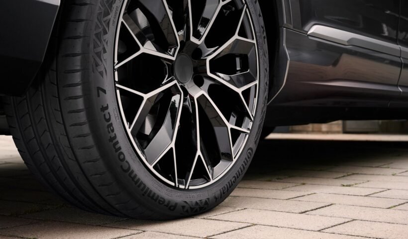 Continental PremiumContact 7 lastiğinin bir SUV'un tekerleğine takılı hâli