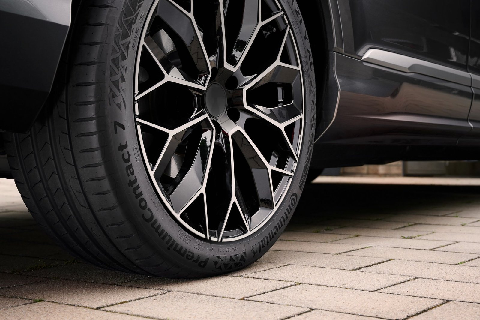 Continental PremiumContact 7 lastiğinin bir SUV'un tekerleğine takılı hâli