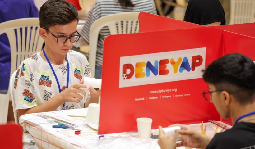 DENEYAP Teknoloji Atölyeleri'nde bir öğrenci atölye çalışması yaparken
