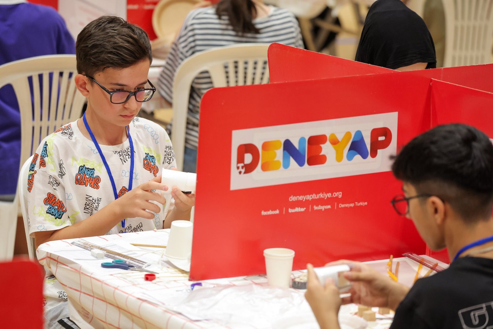DENEYAP Teknoloji Atölyeleri'nde bir öğrenci atölye çalışması yaparken