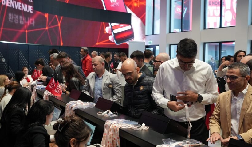 EIF Enerji Kongresi ve Fuarı'nda ziyaretçiler stantları geziyor