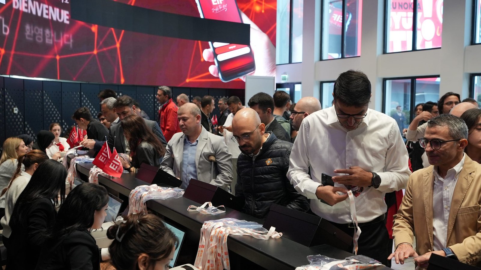 EIF Enerji Kongresi ve Fuarı'nda ziyaretçiler stantları geziyor