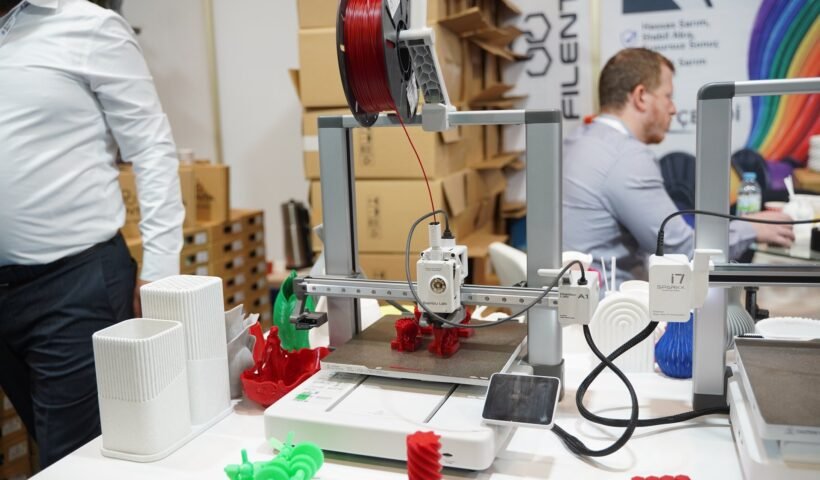 EXPO3D İstanbul'da bir standda çalışan masaüstü 3D yazıcı ve ürettiği parçalar