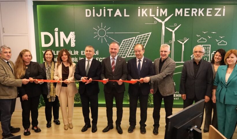 İstanbul Enerji yetkilileri Dijital İklim Merkezi'nin açılışında kurdele keserken