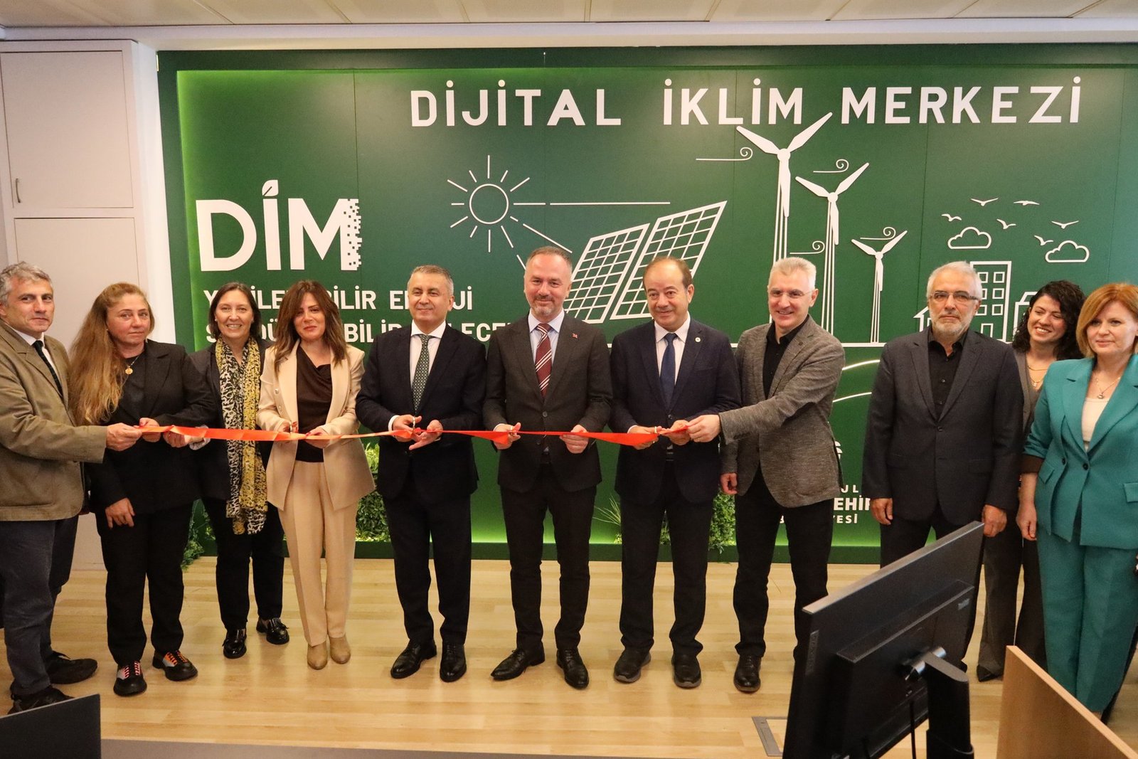 İstanbul Enerji yetkilileri Dijital İklim Merkezi'nin açılışında kurdele keserken