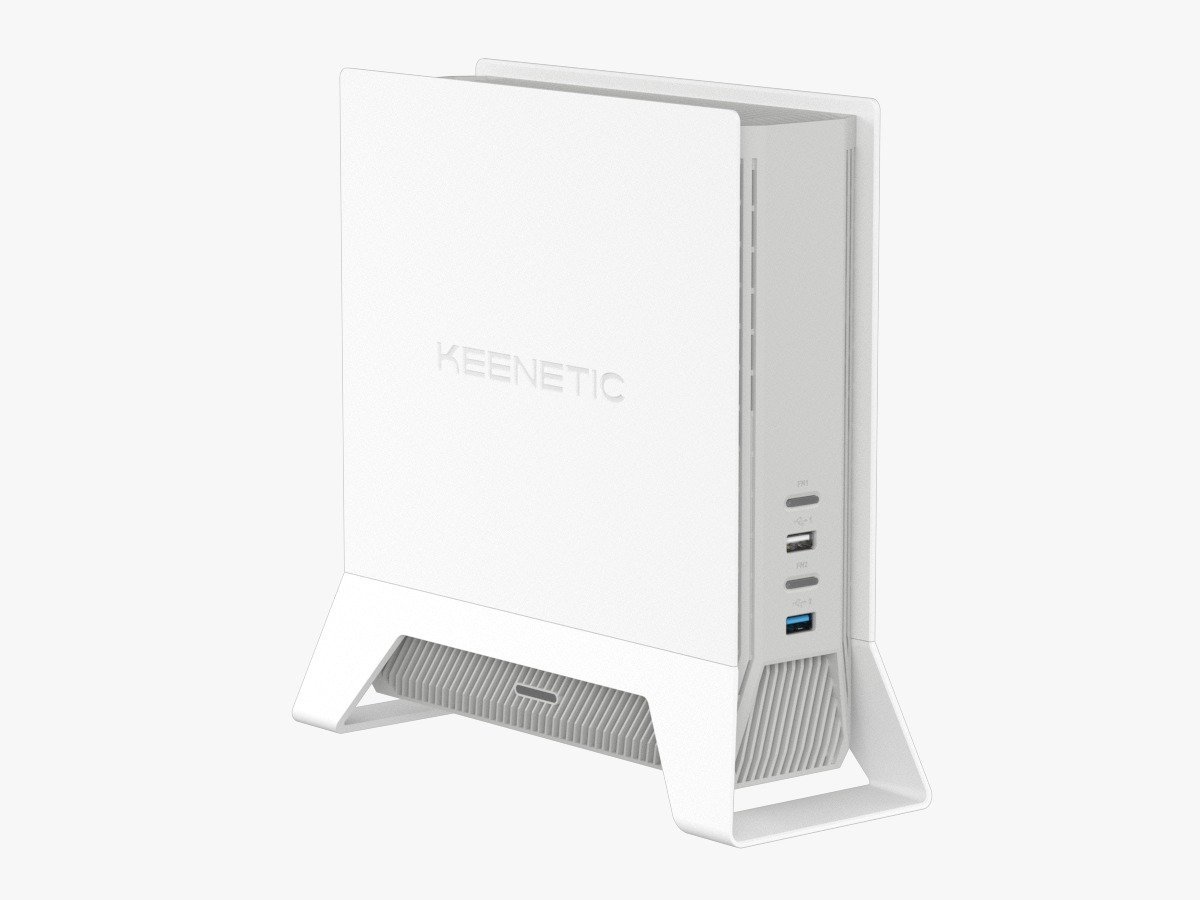 Keenetic Titan SE modem router'ın standı üzerindeki açılı görünümü ve yan taraftaki USB bağlantı noktaları