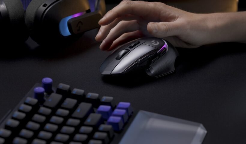 Logitech G'nin yeni oyuncu mouse'u ve mekanik klavyesi masa üzerinde kullanılırken