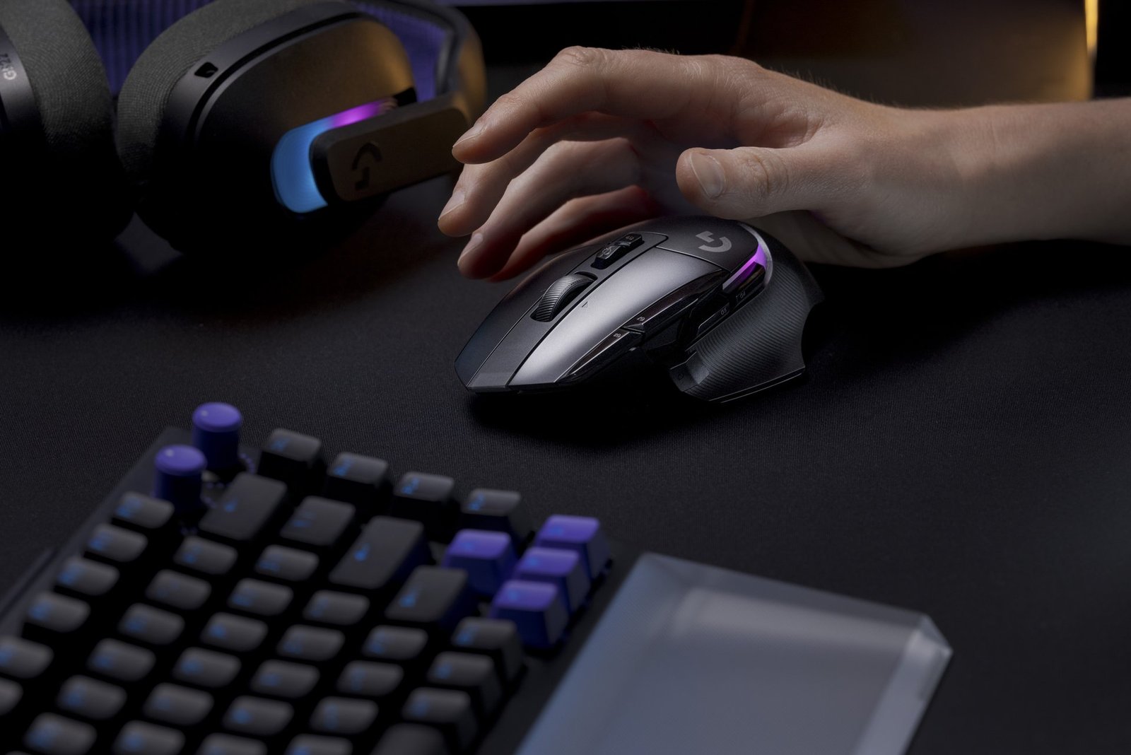 Logitech G'nin yeni oyuncu mouse'u ve mekanik klavyesi masa üzerinde kullanılırken