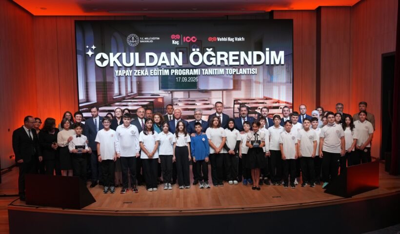 Yapay Zekâ Eğitim Programı'nın Beykoz Koç Ortaokulu'ndaki tanıtım toplantısına katılanlar