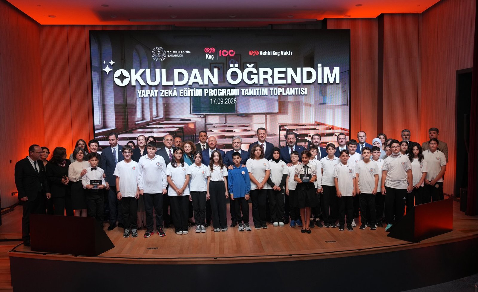 Yapay Zekâ Eğitim Programı'nın Beykoz Koç Ortaokulu'ndaki tanıtım toplantısına katılanlar