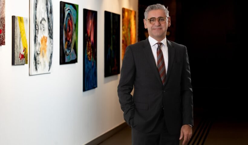 Microsoft Türkiye Genel Müdürü Levent Özbilgin'in bir sanat galerisinde çekilmiş portresi