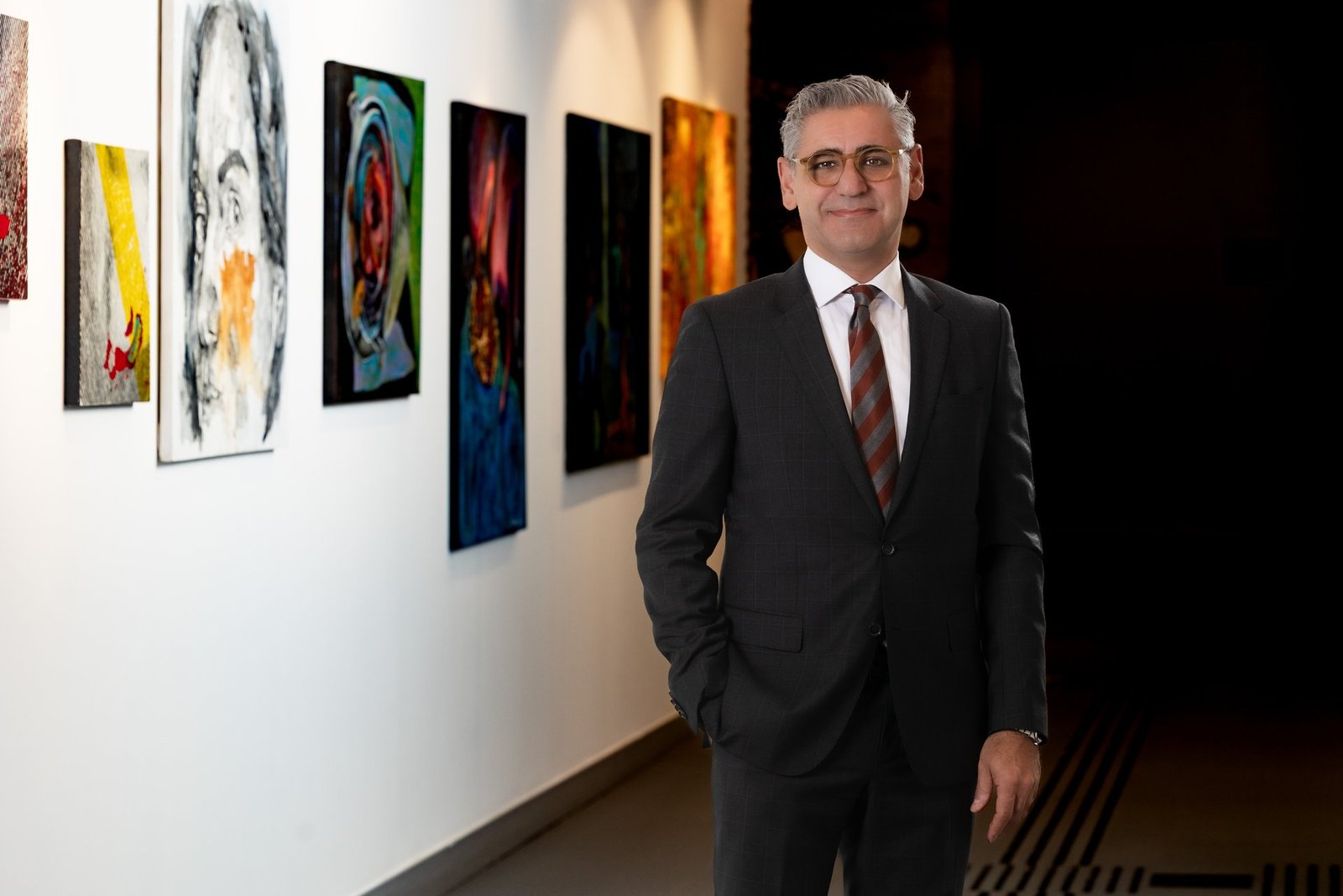 Microsoft Türkiye Genel Müdürü Levent Özbilgin'in bir sanat galerisinde çekilmiş portresi