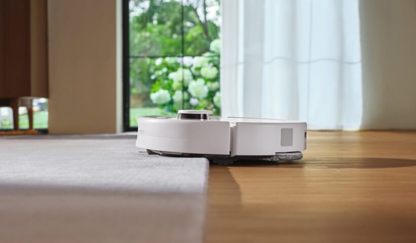 Roborock Qrevo 2 Pro robot süpürgenin parke zeminde halı kenarında çalışması