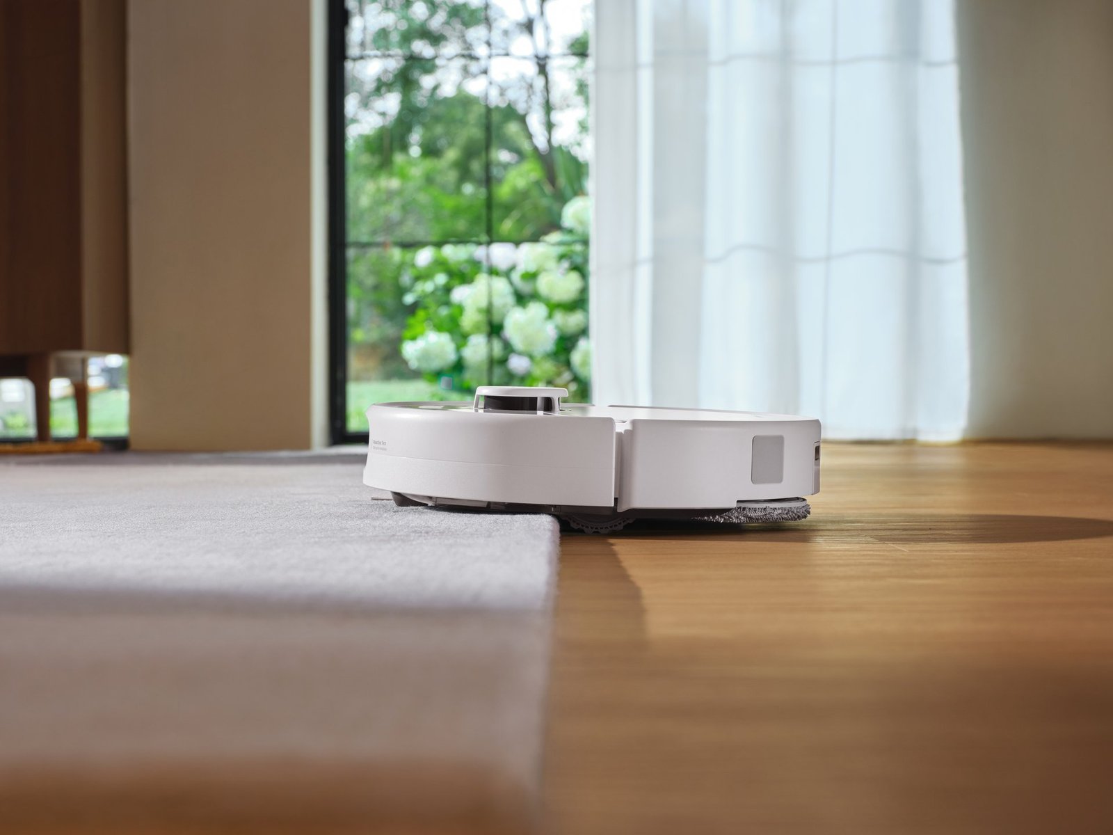 Roborock Qrevo 2 Pro robot süpürgenin parke zeminde halı kenarında çalışması
