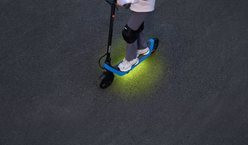 Segway C2 Lite elektrikli scooter kullanan bir öğrenciyi gösteren görsel