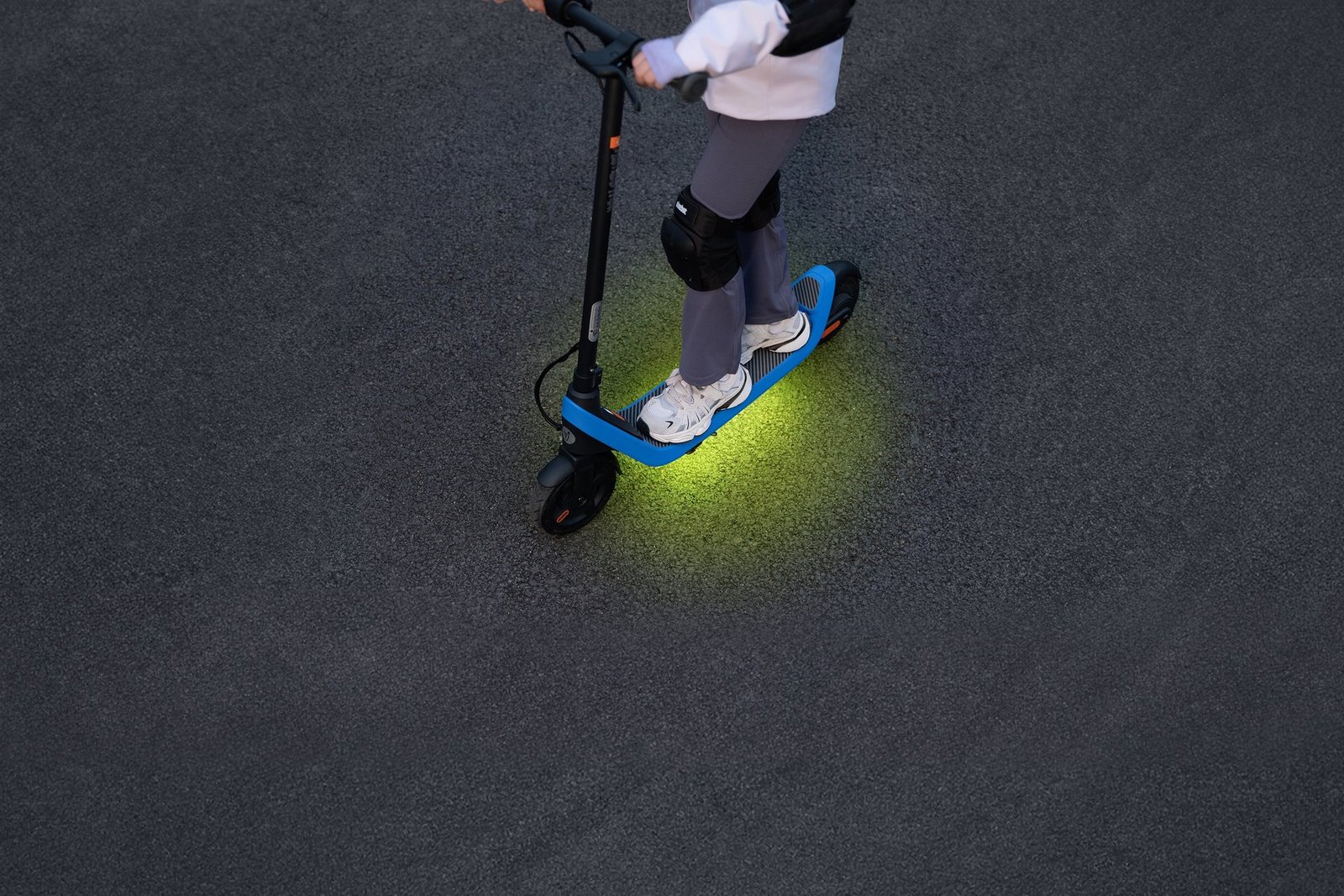 Segway C2 Lite elektrikli scooter kullanan bir öğrenciyi gösteren görsel