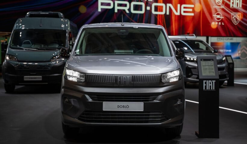 Stellantis Pro One standında sergilenen Fiat Doblò ticari aracının ön görünümü