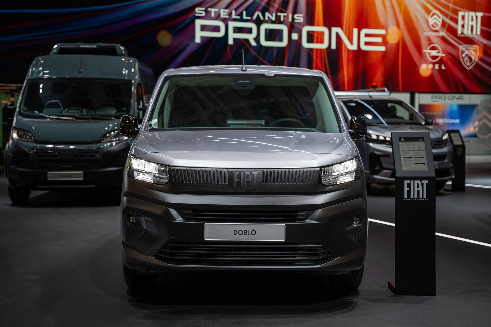 Stellantis Pro One standında sergilenen Fiat Doblò ticari aracının ön görünümü