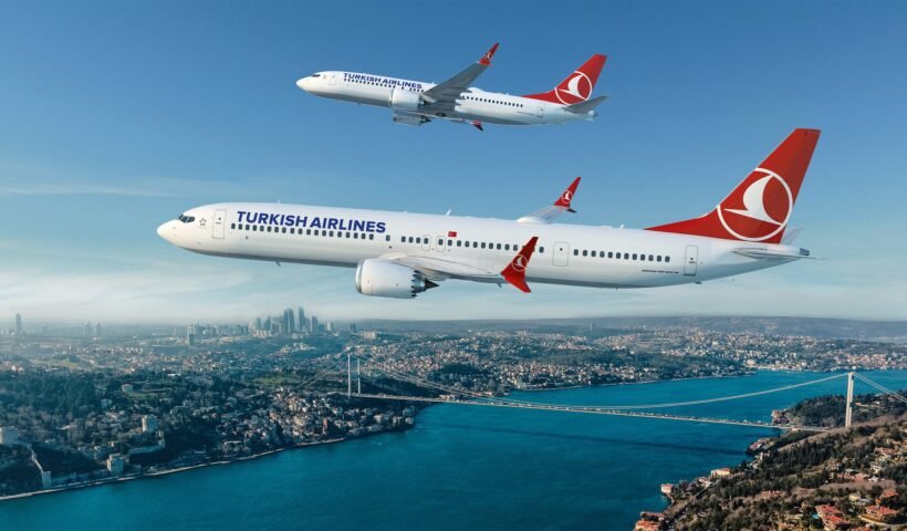 Türk Hava Yolları logolu bir Boeing 737 MAX uçağının İstanbul Boğazı üzerinde uçuşu