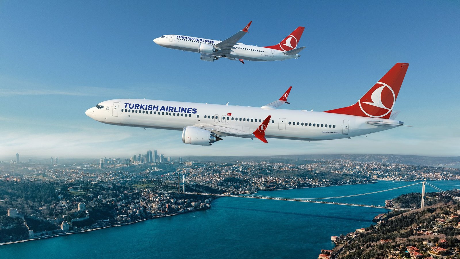 Türk Hava Yolları logolu bir Boeing 737 MAX uçağının İstanbul Boğazı üzerinde uçuşu