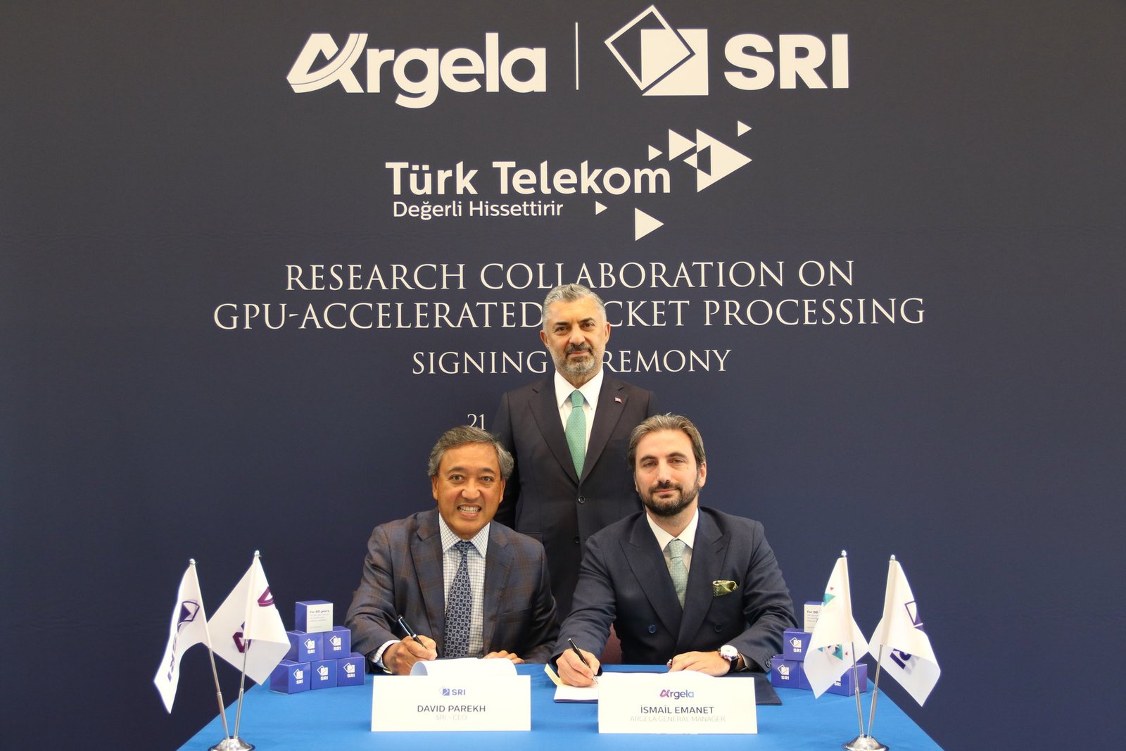 Argela ve Stanford Araştırma Enstitüsü SRI yetkililerinin iş birliği anlaşmasını imzaladığı tören