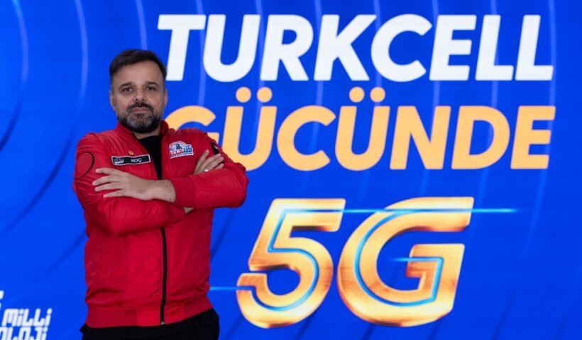 Turkcell Genel Müdürü Dr. Ali Taha Koç, TEKNOFEST Güneydoğu'daki Turkcell standında 5G temalı pano önünde