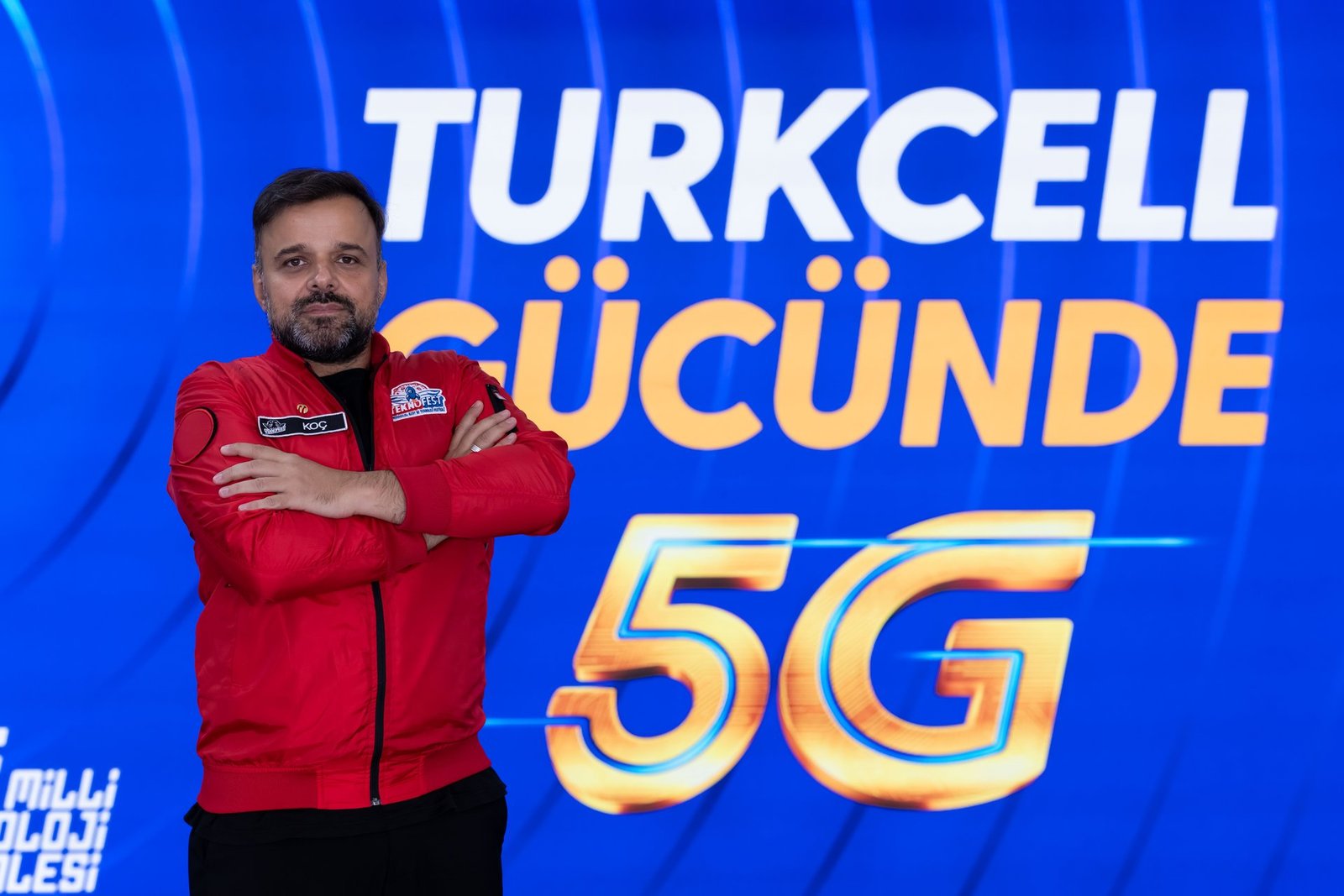 Turkcell Genel Müdürü Dr. Ali Taha Koç, TEKNOFEST Güneydoğu'daki Turkcell standında 5G temalı pano önünde