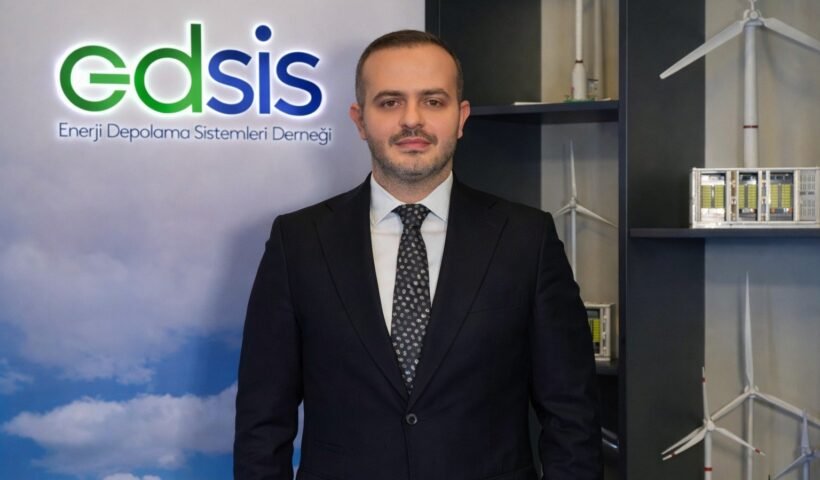 EDSİS Yönetim Kurulu Başkanı C. Can Tutaşı, dernek logosunun önünde