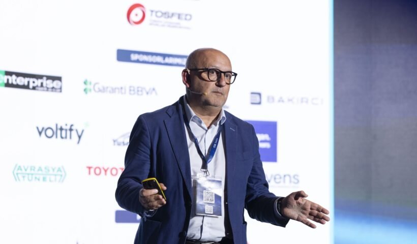 BCG Kıdemli Yönetici Ortağı Aykan Gökbulut bir etkinlikte konuşma yaparken