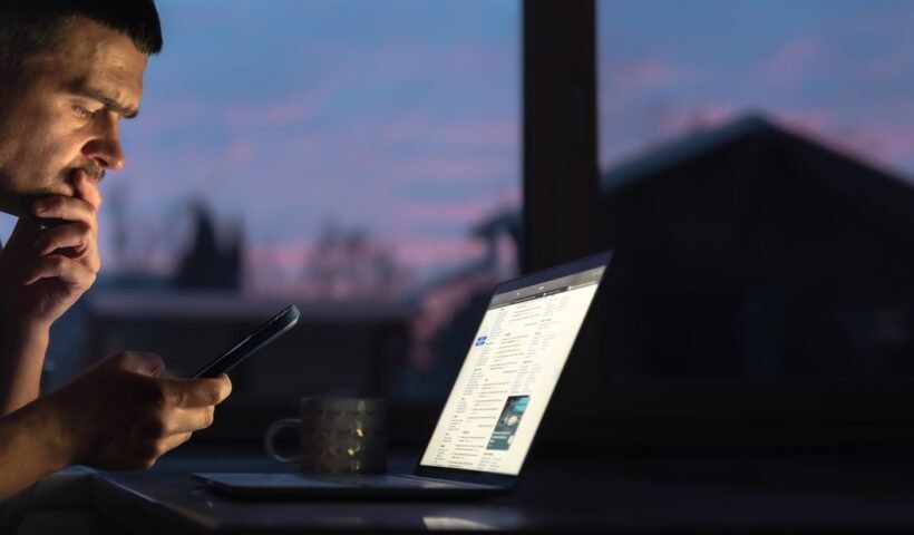 Bir kullanıcının gece vakti telefonuyla yapay zeka sohbet uygulamasını kullanırken endişeli bir ifadeyle ekrana baktığı an