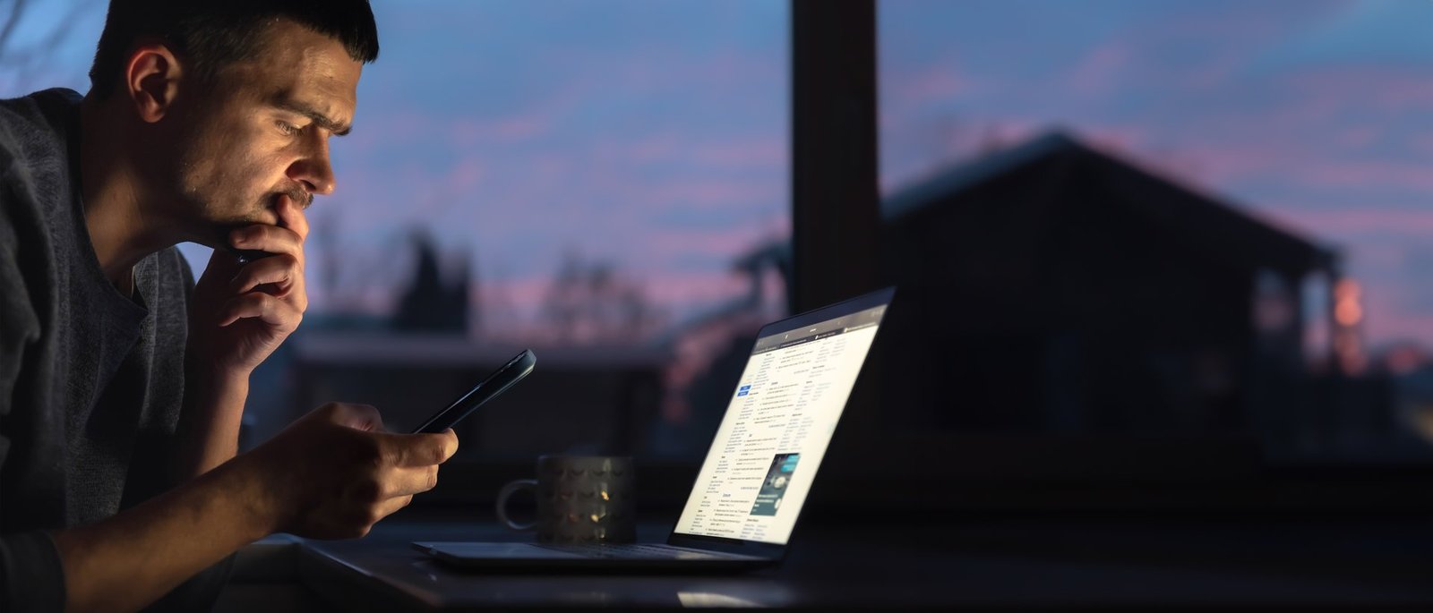 Bir kullanıcının gece vakti telefonuyla yapay zeka sohbet uygulamasını kullanırken endişeli bir ifadeyle ekrana baktığı an