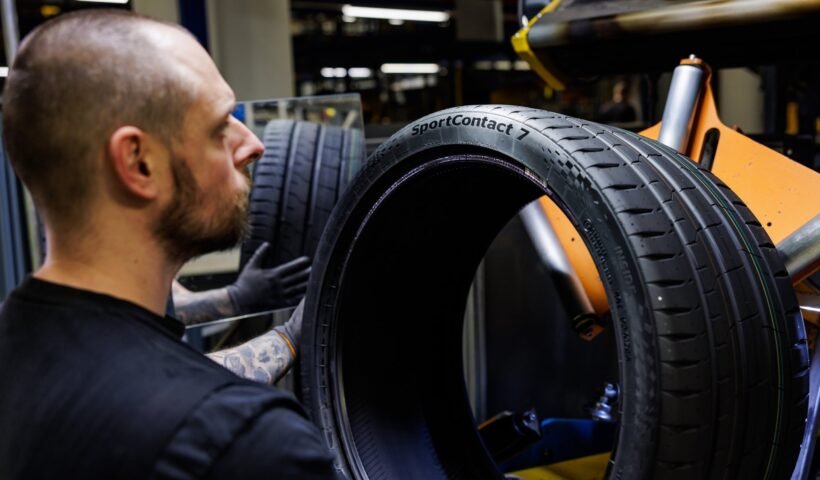 Continental SportContact 7 lastiğinin üretim hattında incelenmesi