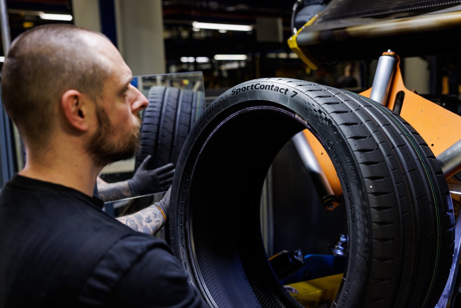 Continental SportContact 7 lastiğinin üretim hattında incelenmesi