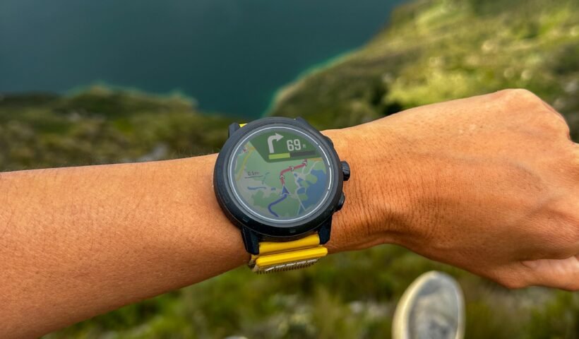 COROS GPS spor saatinin doğa ortamında bir kayanın üzerindeki görüntüsü