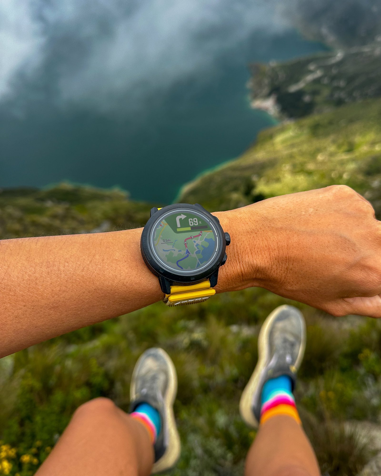 COROS GPS spor saatinin doğa ortamında bir kayanın üzerindeki görüntüsü