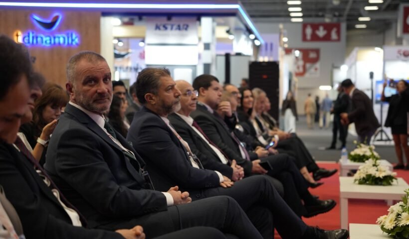 EIF Enerji Kongresi ve Fuarı'nın fuar alanından katılımcıları gösteren bir görüntü