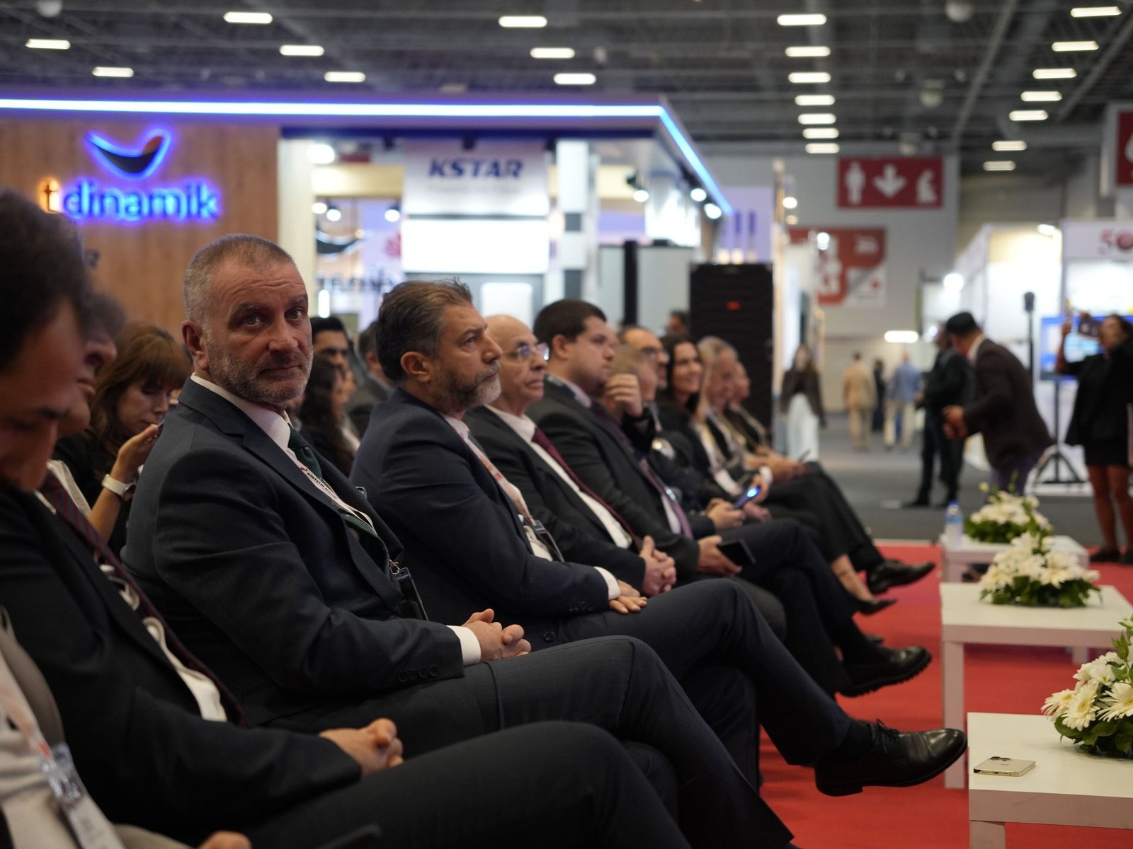EIF Enerji Kongresi ve Fuarı'nın fuar alanından katılımcıları gösteren bir görüntü