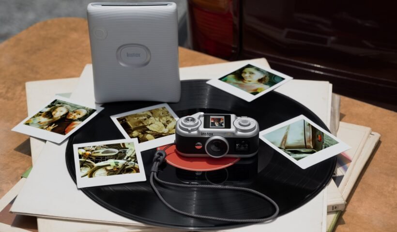 instax Pal 2 dijital kameranın anlık fotoğraflar ve yazıcısıyla birlikte çekilmiş görseli