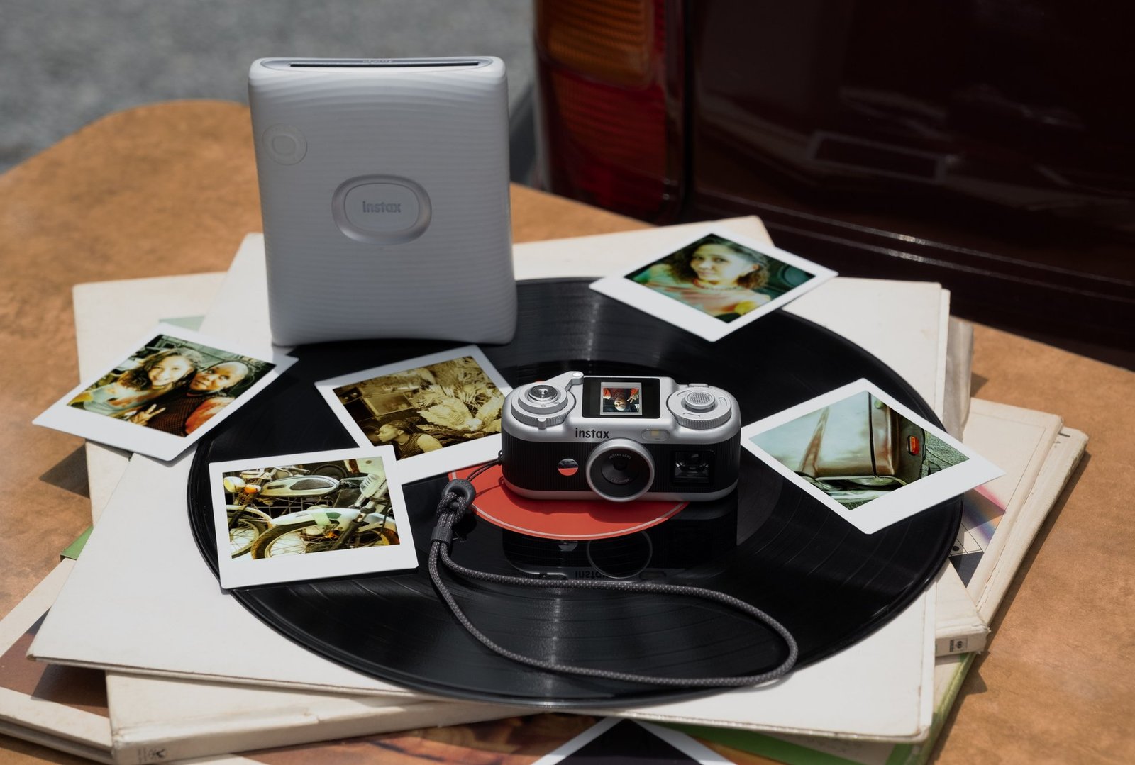 instax Pal 2 dijital kameranın anlık fotoğraflar ve yazıcısıyla birlikte çekilmiş görseli