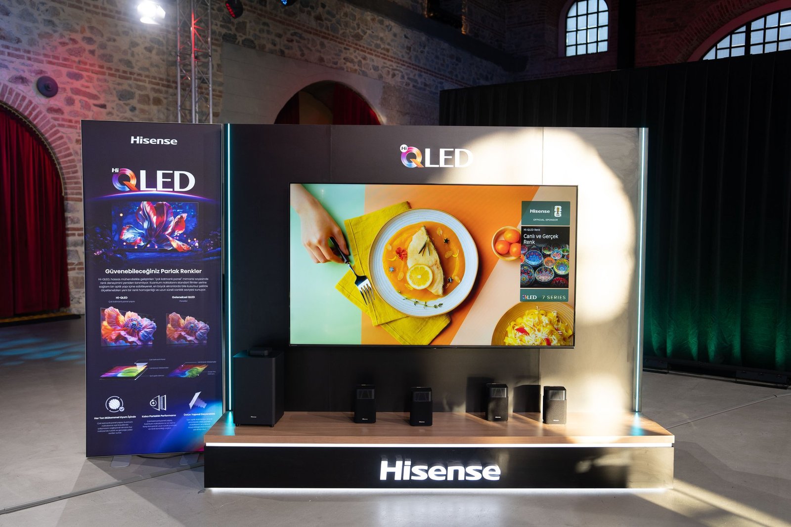 Hisense'in Türkiye lansmanında sergilenen QLED televizyonu