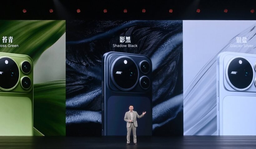 HONOR Magic9 Pro Max'in Moss Green, Shadow Black ve Shadow Silver renk seçeneklerini ve HONOR CEO'su James Li'yi gösteren tanıtım sahnesi