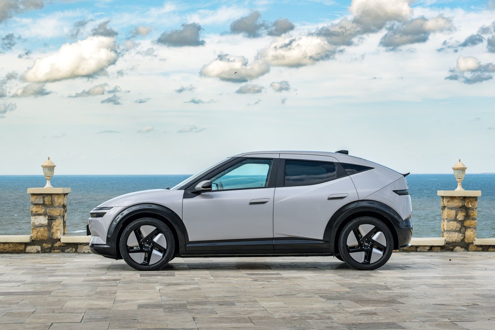 Hyundai IONIQ 3'ün yandan görünümünü gösteren tanıtım fotoğrafı