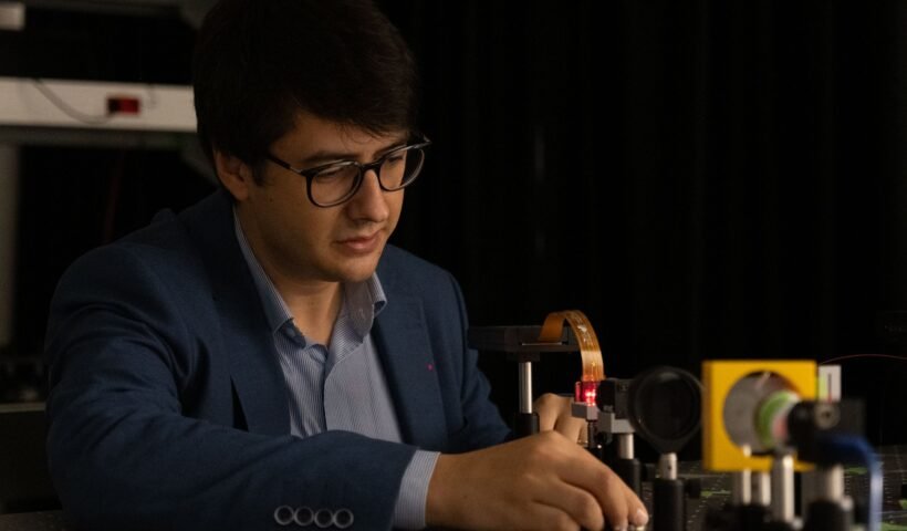 Koç Üniversitesi'nden Dr. Öğr. Üyesi Uğur Teğin laboratuvarda optik düzenek üzerinde çalışırken