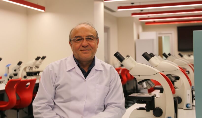 Üsküdar Üniversitesi Öğretim Üyesi Prof. Dr. Muhsin Konuk'un laboratuvar görseli